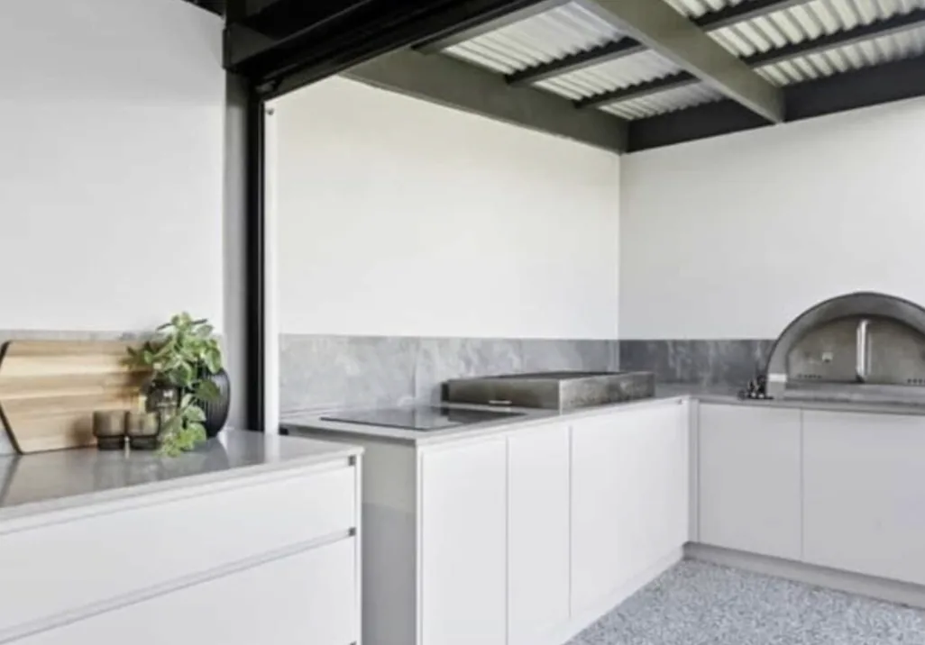 Trott Park outdoor kitchen with stone splashback and built in cooking